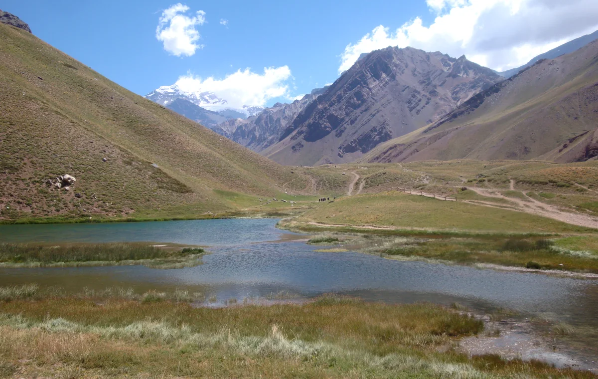 Laguna de Horcones y montañas del Parque Provincial Aconcagua