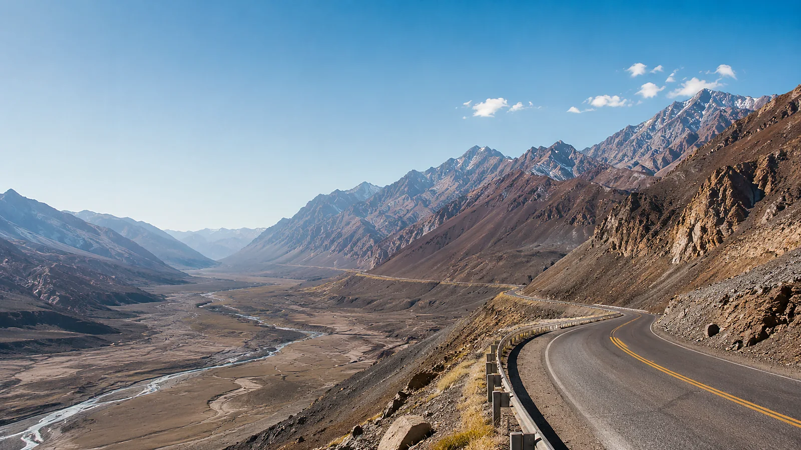 Ruta de Alta Montaña atravesando un valle de la Cordillera de los Andes
