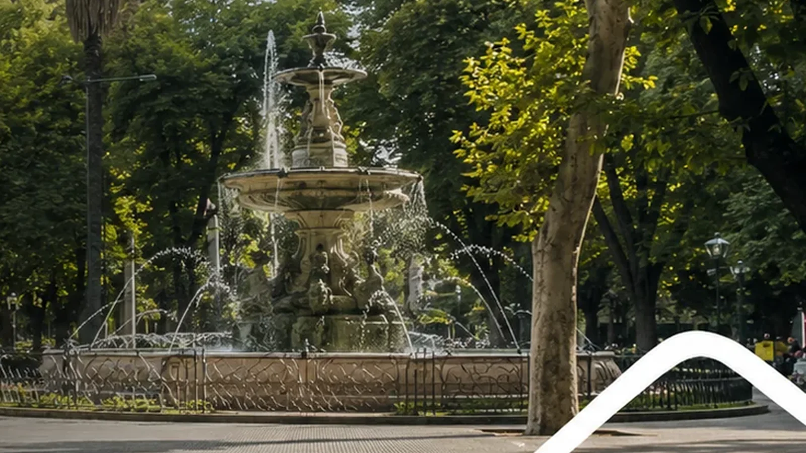 Parque arbolado y fuente en Mendoza