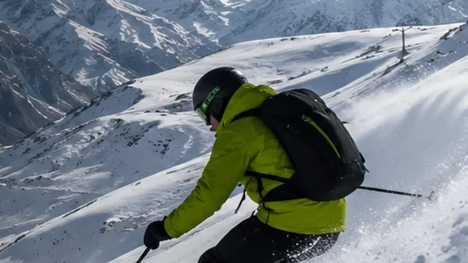 Alojamiento de montaña rodeado de nieve en la Cordillera