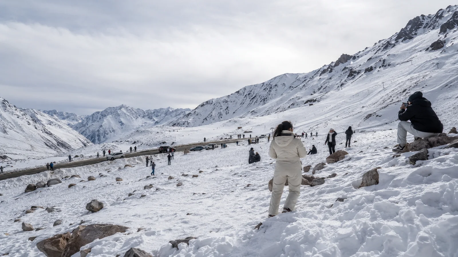 Visitantes disfrutando de la nieve junto a la Ruta 7