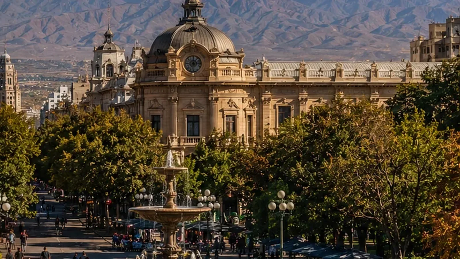 Centro de Mendoza con árboles y montañas durante el otoño
