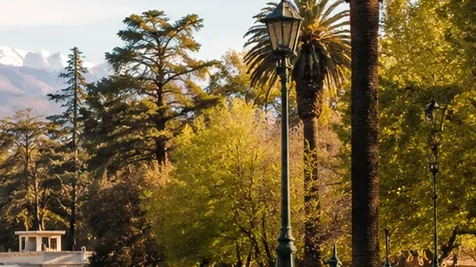 Parque General San Martín con vegetación verde durante la primavera