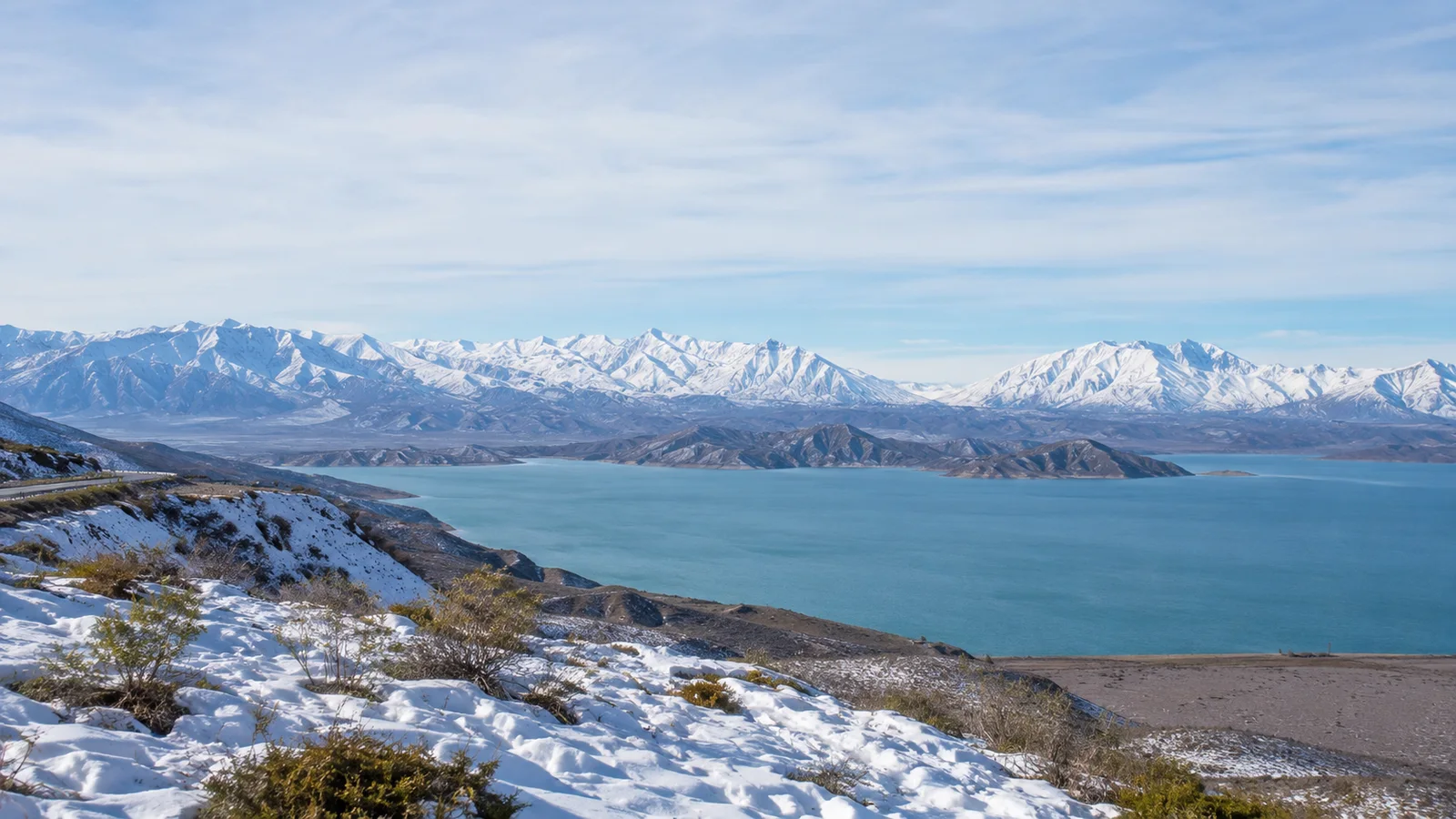 Embalse de Potrerillos con montañas nevadas al fondo durante el invierno